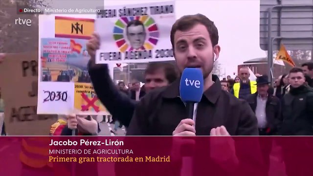 Vean como los manifestantes boicotean una conexión en directo de TVE