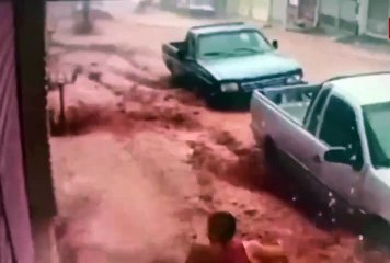VÍDEO: Mulher e criança são arrastados por enxurrada
