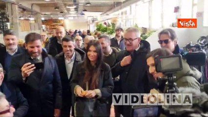 Elly Schlein contestata da una pensionata al mercato di Quirra a Cagliari: "Vada a lavorare"