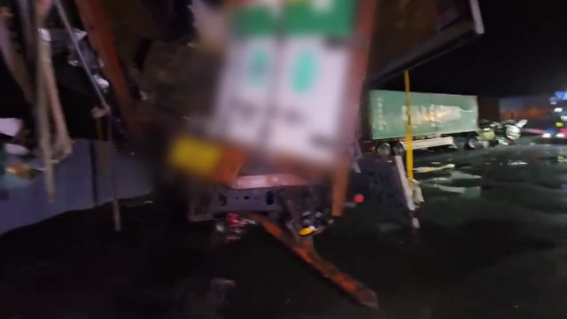 천안논산고속도로 화물차 3대 추돌...운전자 2명 다쳐 / YTN