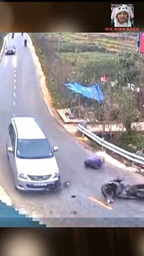 Lái xe máy “drift” đập vỡ đầu ô tô, tài xế gặp nạn nằm quằn quại ở lề đường