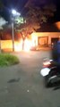 Fogo destrói veículo em frente a casa na avenida Goiânia; incêndio pode ter sido criminoso