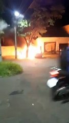 Fogo destrói veículo em frente a casa na avenida Goiânia; incêndio pode ter sido criminoso