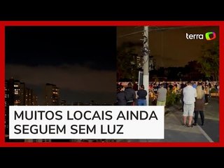 Moradores comemoram volta da energia após 53 horas em SP