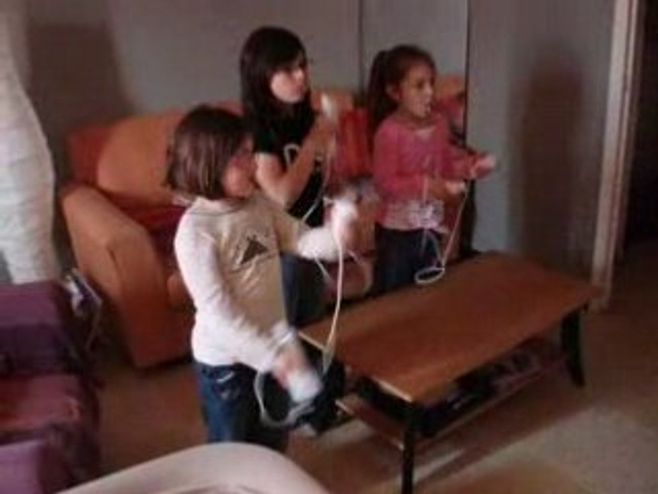chloé et ses copines qui jouent à la wii