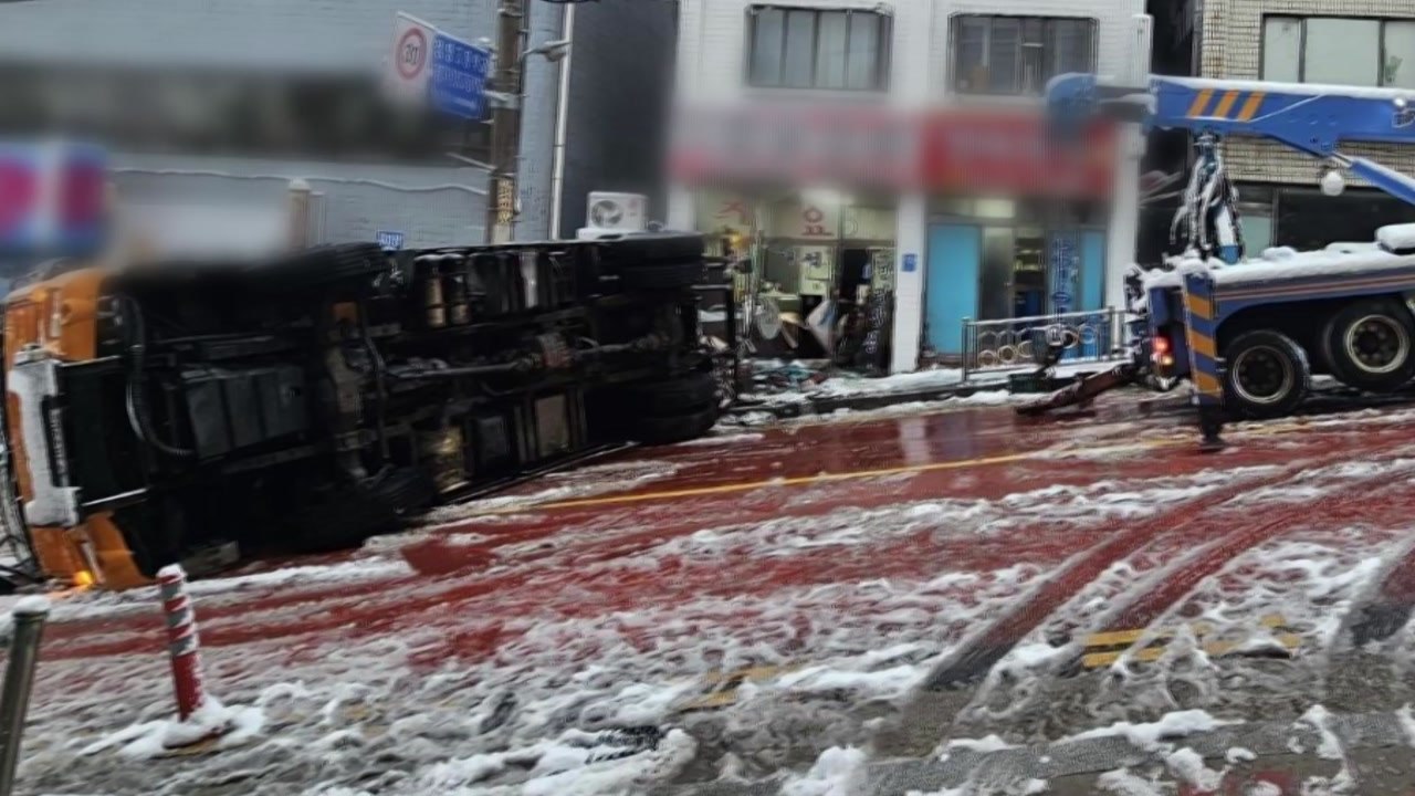 눈 치우던 제설차 넘어져...곳곳 눈길 사고 잇따라 / YTN