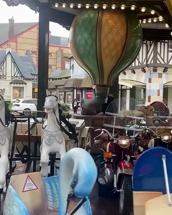 Marc-Antoine Le Bret a passé le week-end en Normandie avec sa femme Marie-Ange Casta et leur fille, tour de manège incontournable