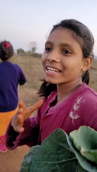 Evening walk में बॉडीगार्ड हमारे साथ रहता है | Evening walk with bodyguard | village girl bodyguard