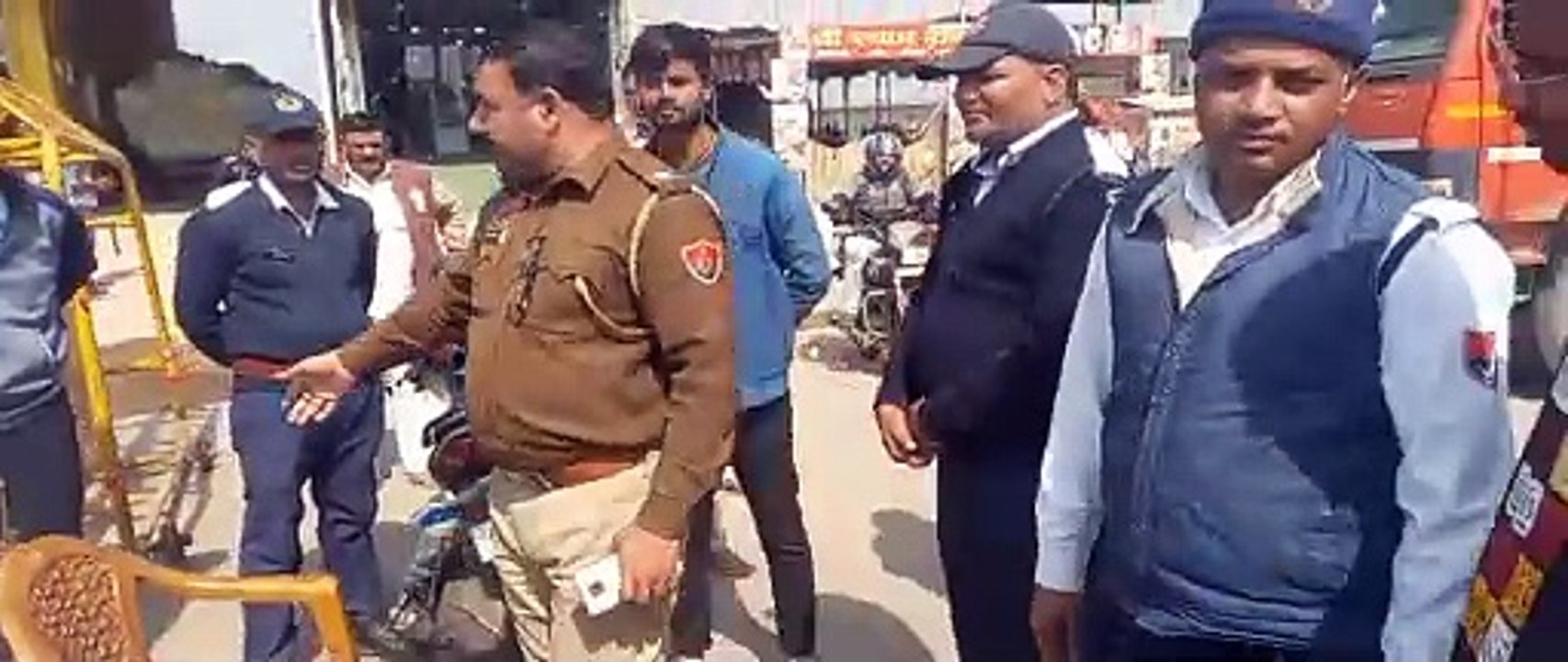 कुर्सी को लात मारी, बैरियर हटाये; हरियाणा व राजस्थान पुलिसकर्मी आपस में उलझे... वीडियो वायरल