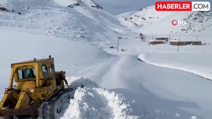 Beytüşşebap'ta ekipler yaylada kalan 4 aile için yolları açıyor