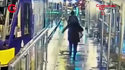 Fatih’te tramvay bekleyen kadının elinden telefonu kaşla göz arasında çaldı: O anlar kamerada