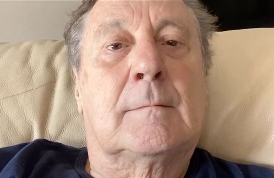 'Non riuscivo a smettere': Enzo Iacchetti rivela perché ha pianto per tre giorni di seguito