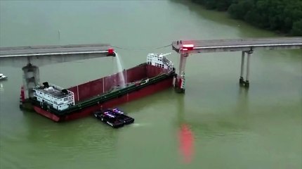 Ponte desaba após embarcação bater em estrutura de grande porte