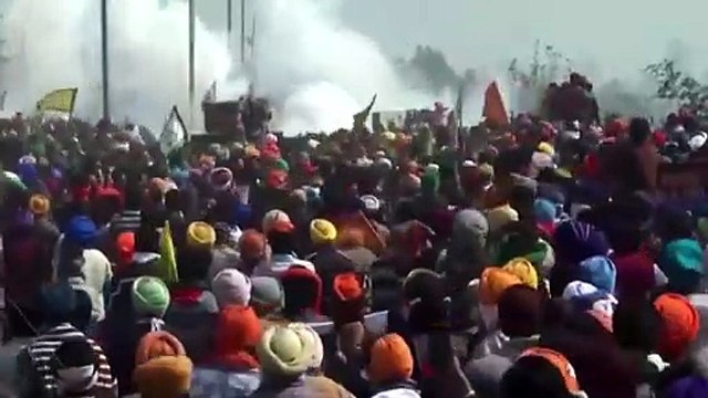 Полиция Индии применила слезоточивый газ против индийских фермеров, марширующих в столицу