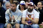 Travis y Jason Kelce rinden homenaje a las víctimas del tiroteo en el desfile de los Kansas City Chiefs