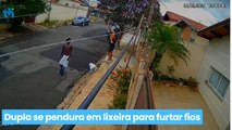 Dupla se pendura em lixeira para furtar fios