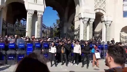 İstanbul Üniversitesi’nde protestolar sürüyor: Turistler alındı, öğrenciler kapıda kaldı