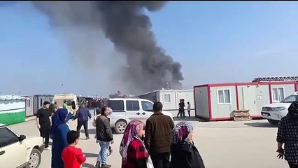 Hatay'da depremzedelerin yaşadığı 3 konteyner yandı