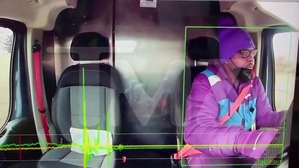 Un camion de livraison coupé en deux par un train (Vue intérieur)