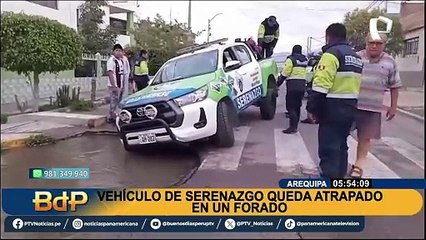 Camioneta de serenazgo quedó atrapado en un enorme forado en Arequipa
