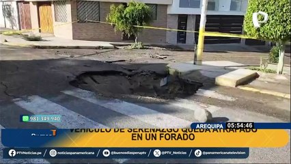 Rescatan a pasajeros de camioneta atascada en el río Serrán en Morropón