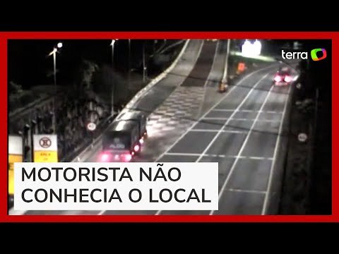 Caminhão perde freio e tomba em área de escape em rodovia de SC