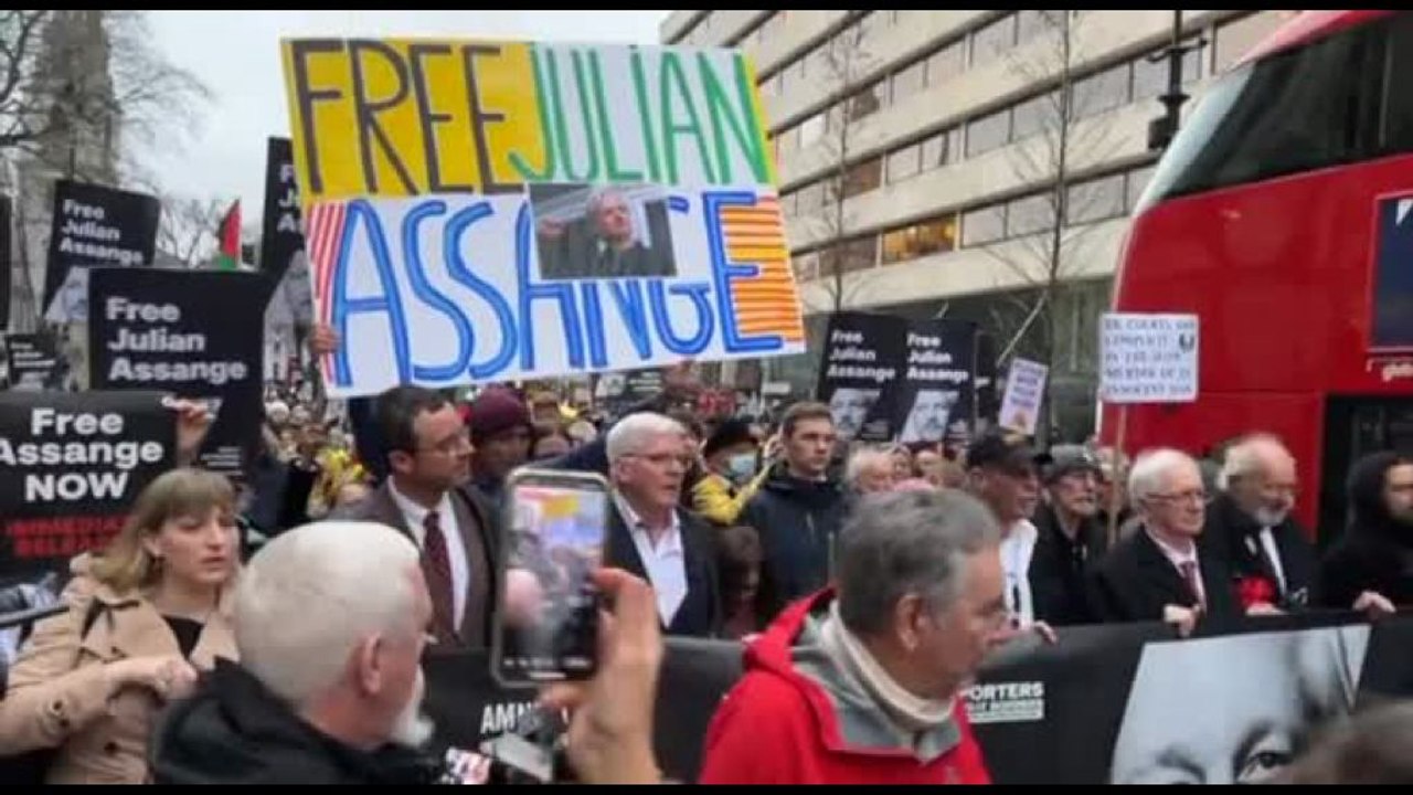 Londra, sostenitori di Assange manifestano a Downing Street