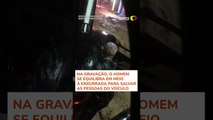 Homem salva mulher e bebê de carro ilhado por enchente em Nova Iguaçu (RJ) #shorts