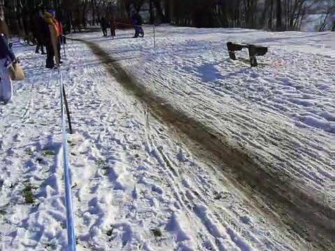 Léonie Hoareau Championne de France fsgt de cyclo cross en minime sur un sol gelé et en neigé
