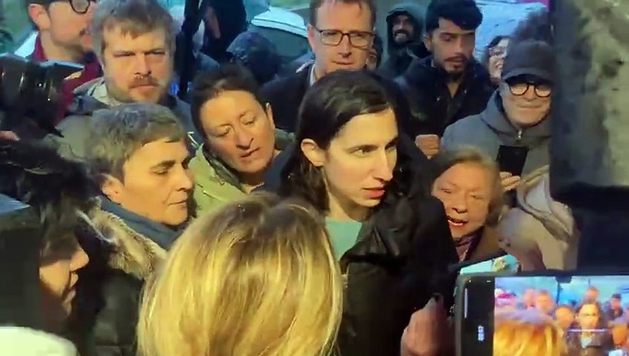 La tragedia di Cutro, Elly Schlein depone una corona di fiori a Steccato e chiede "Verità e giustizia" per le vittime