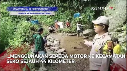 Suasana Petugas Menggendong Kotak Suara Berjalan Lewat Hutan di Luwu Utara