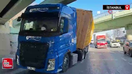 İstanbul Bakırköy’de tırın dorsesi üst geçide takıldı