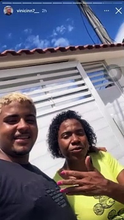 Marcos Vinícius junto com os pais de Brenda e Beatriz