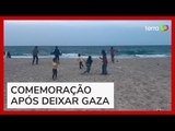 Crianças brasileiras e palestinas brincam em praia no Egito após deixar Gaza