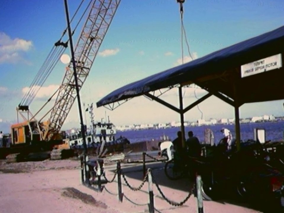 Sungai Guntung, Sumatra, Indonesia: Photographs Of Port And Heavy Equipment, Year 2001