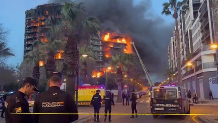 El fuego devora un edificio de viviendas en Valencia