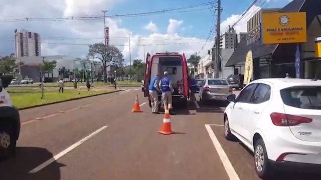 Ao atravessar a rua, idoso tropeça e cai na Avenida Tancredo Neves