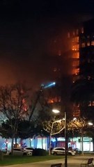 Els bombers treballen en l'incendi de València