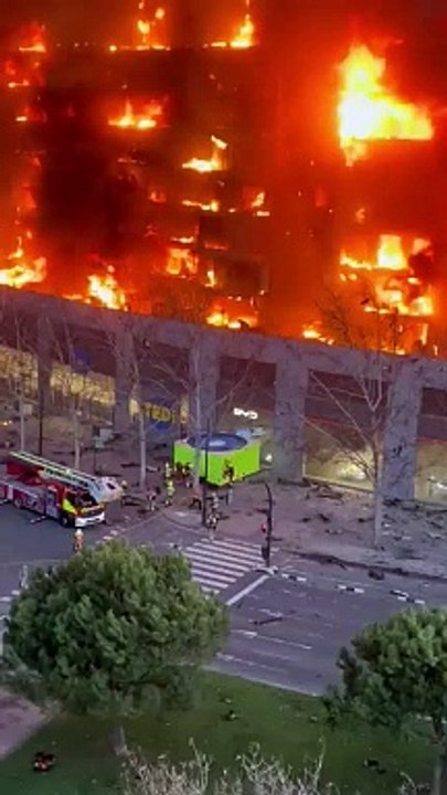 Al menos 7 heridos en incendio que devoró un edificio en Valencia