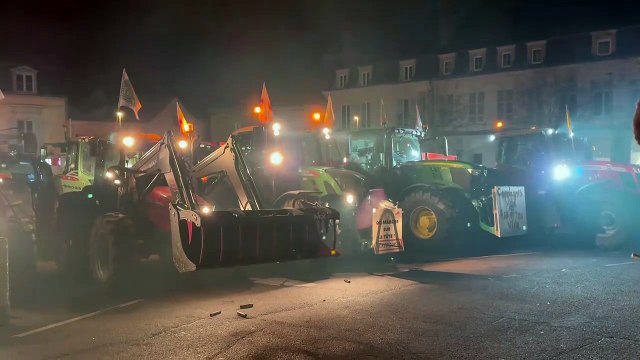 Manifestation d'agriculteurs ce soir à Auxerre. Les actions se poursuivent à travers la France à l'approche du salon de l'agriculture. (Terres de Bourgogne)