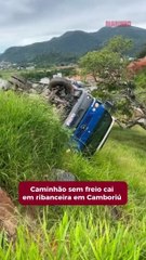 Caminhão sem freio cai em ribanceira em Camboriú