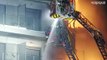 Los bomberos rescatan con dos grúas a dos personas del interior del edificio en llamas en Valencia