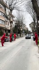 Yoldan geçen arabalara pit stop yapıp, güne neşe katmak