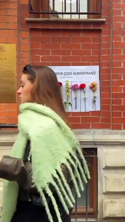 14 Şubat’da yalnızları düşünerek hazırlanan “Uzun süredir çiçek almadıysanız” yazılı pankarta asılan çiçekler 