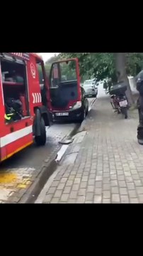 Demirlerin arasına sıkışmış numarası yapıp tüm ekipleri seferber ettikten sonra olay yerinden uzaklaşan sahtekar köpek