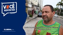 Agente de portaria Paulo Alves denuncia buracos na rua dos Pariquis, no Jurunas