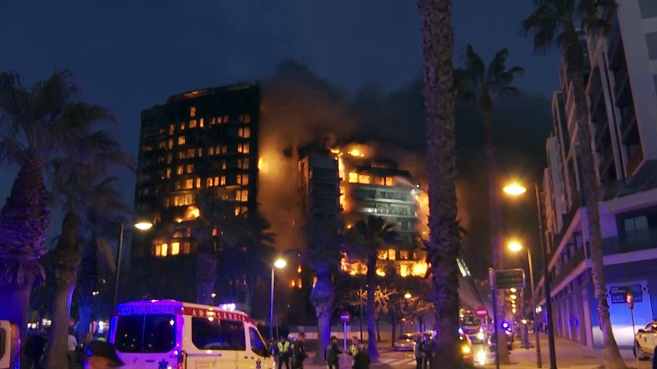 Un incendio de grandes dimensiones arrasa dos edificios en Valencia y deja 14 heridos