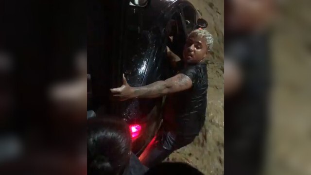 VÍDEO: Herói das chuvas salva mãe e duas crianças em enxurrada violenta no RJ