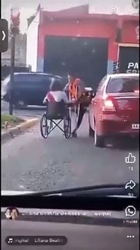 Discusión entre un hombre en silla de ruedas y otro en muletas terminó a golpes en plena vía pública