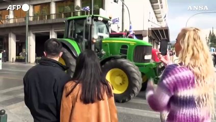 Download Video: Grecia, agricoltori con 130 trattori raggiungono il centro di Atene